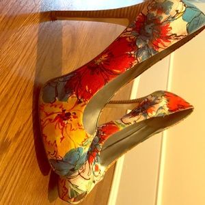 Peep toe heels. Multi colored.🚫